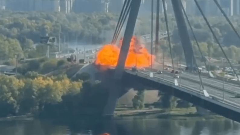 Ucraina, colpito ponte a Kiev nel giorno della visita di Merz. Il cancelliere: “In futuro macchina guerra Russia contro di noi”