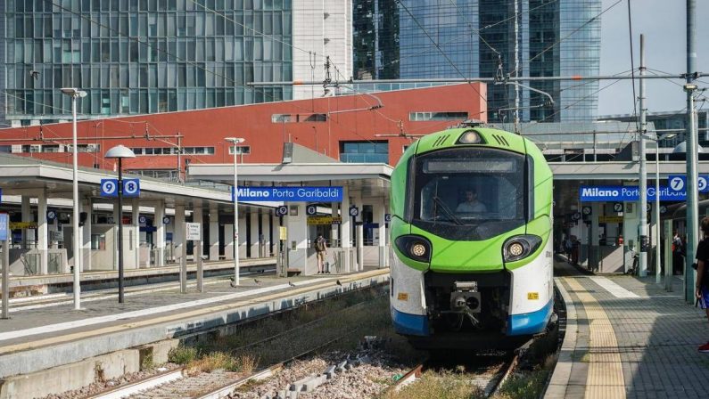 Milano, giovane investita da treno a Porta Garibaldi: solo lievi ferite