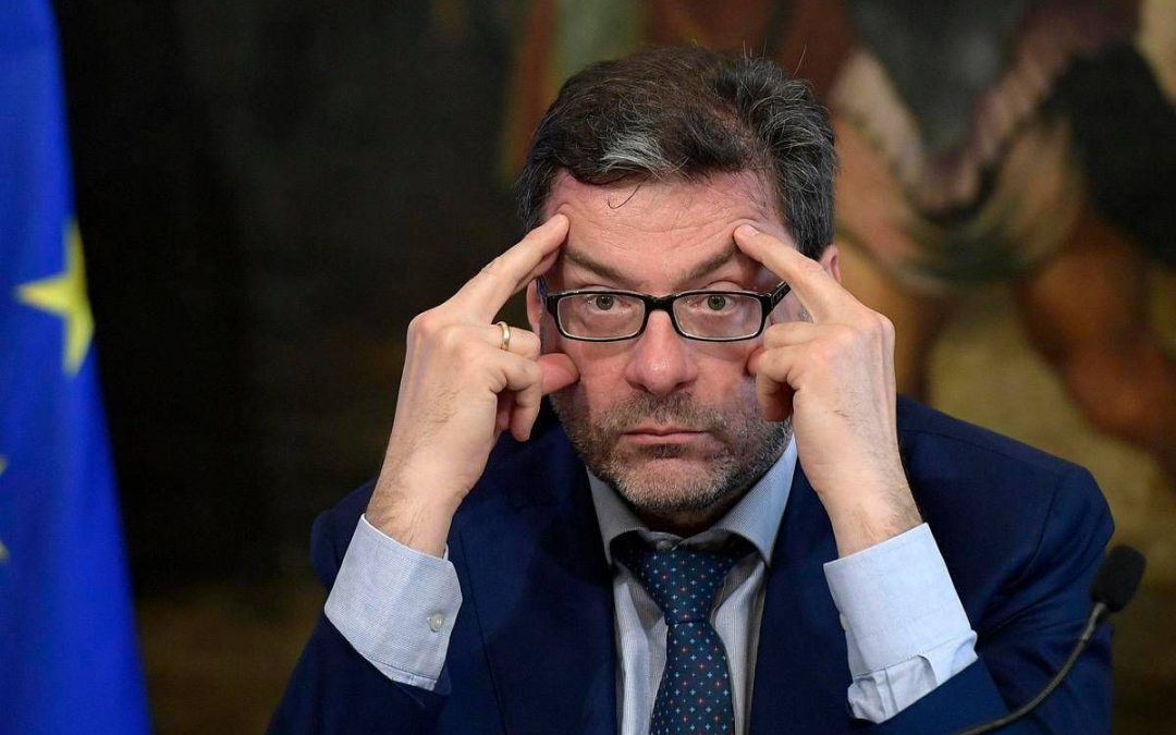 Manovra, scostamento da 28 miliardi. Giorgetti: “Serve un approccio più prudente”