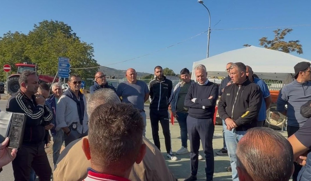 Gianluca Gallo insieme agli agricoltori