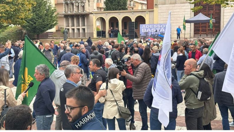 Cosenza, la protesta degli agricoltori a piazza Loreto