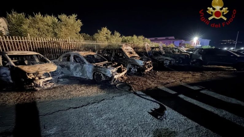 Dieci auto distrutte da un incendio in una concessionaria a Tarsia