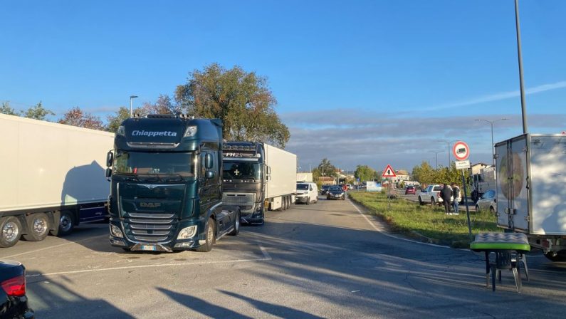 Protesta degli agricoltori, presidio permanente a Rende