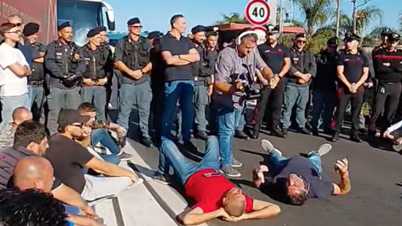 Agricoltori in protesta a Pizzo, disperazione sull'asfalto e tensione allo svincolo dell'A2