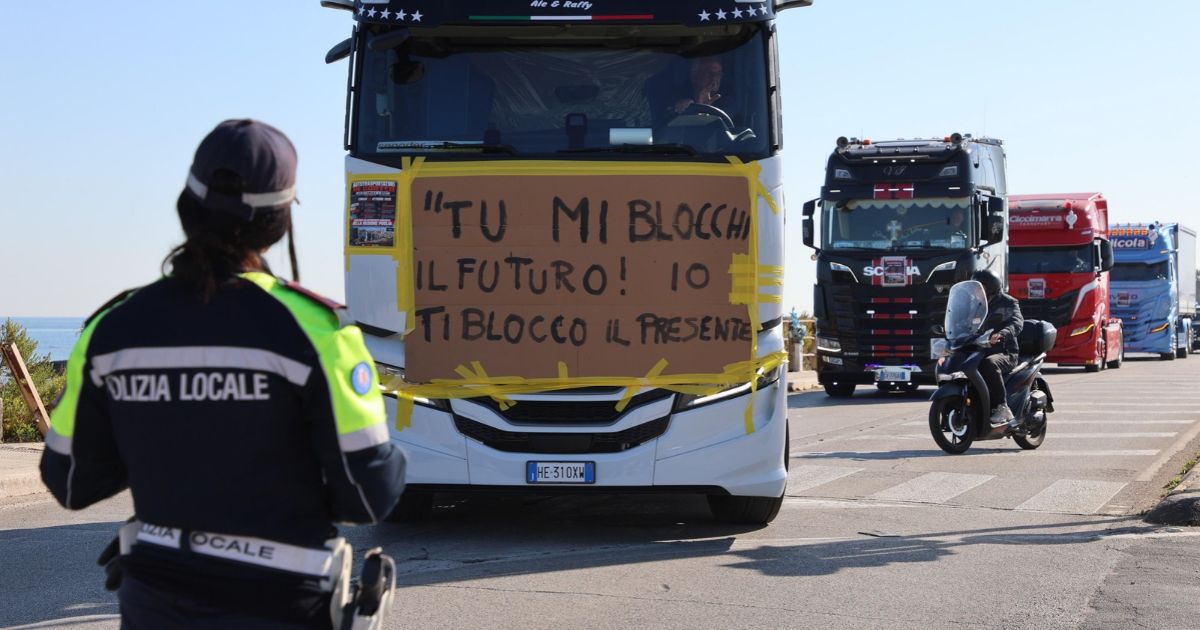 https://www.quotidianodelsud.it/wp-content/uploads/2026/10/protesta-autotrasportatori-bari.jpg