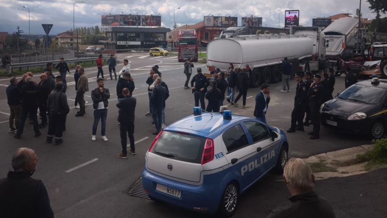 Vibo, gli autotrasportatori in protesta anche allo svincolo di Sant’Onofrio