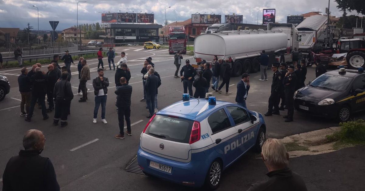 https://www.quotidianodelsud.it/wp-content/uploads/2026/10/protesta-autotrasportatori-blocco-vibo.jpg