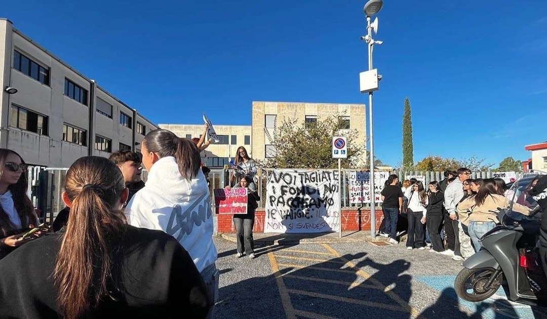 Il presidio davanti al liceo