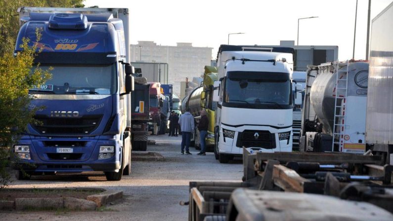 Protesta Tir, il Garante chiede la precettazione: “Pericolo grave per i cittadini”