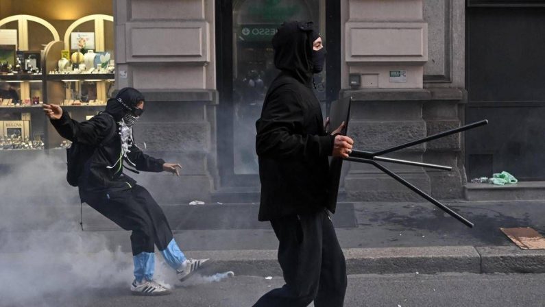 Corteo a Milano, il ‘kit del manifestante’ sui social: chat criptate e consigli anti-lacrimogeni
