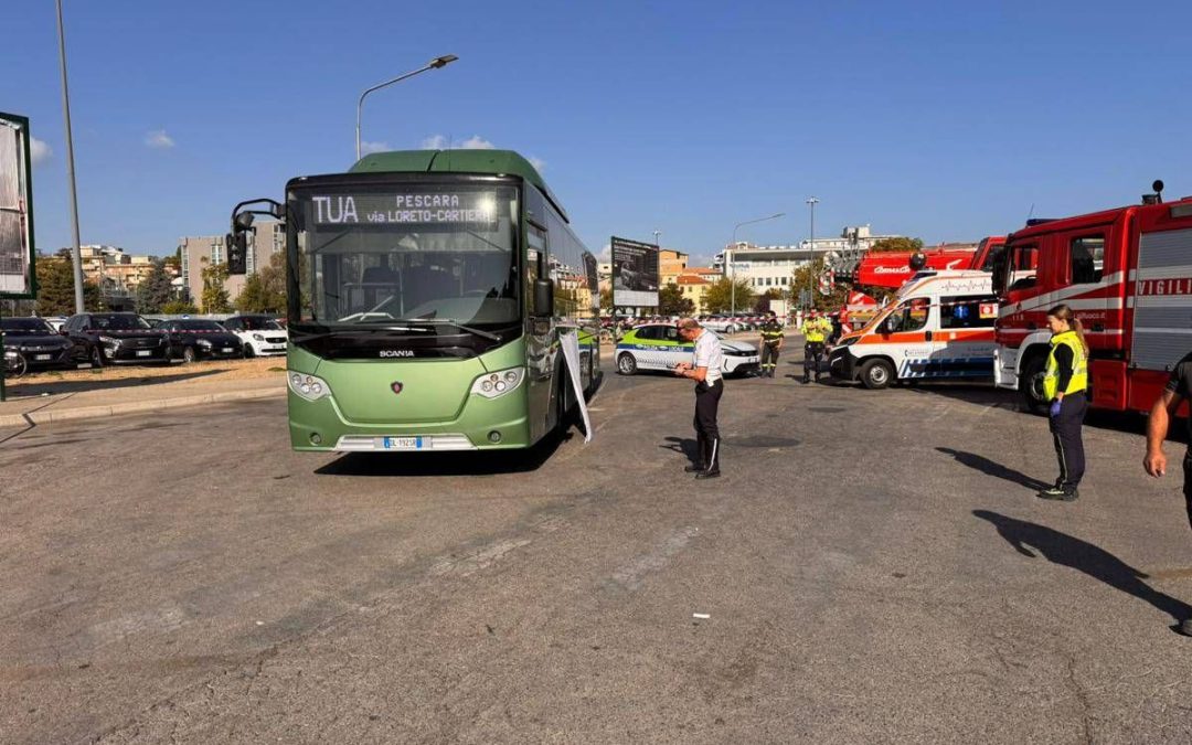 Dramma a Pescara, pullman travolge pedone nel terminal bus: morta una donna