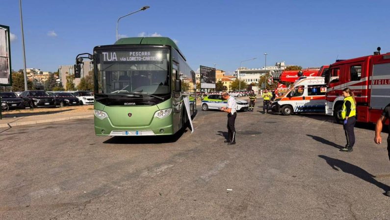 Dramma a Pescara, pullman travolge pedone nel terminal bus: morta una donna