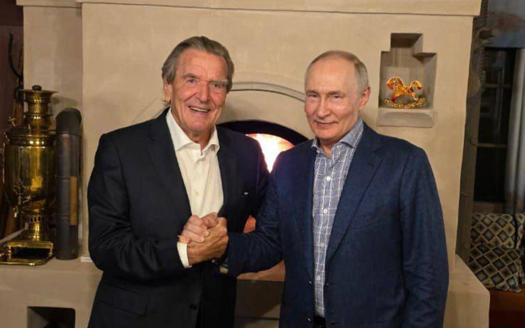 Putin festeggia il compleanno con Gerhard Schroeder: l’incontro a Mosca e il legame con la Russia