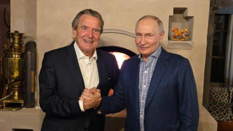Putin festeggia il compleanno con Gerhard Schroeder: l’incontro a Mosca e il legame con la Russia