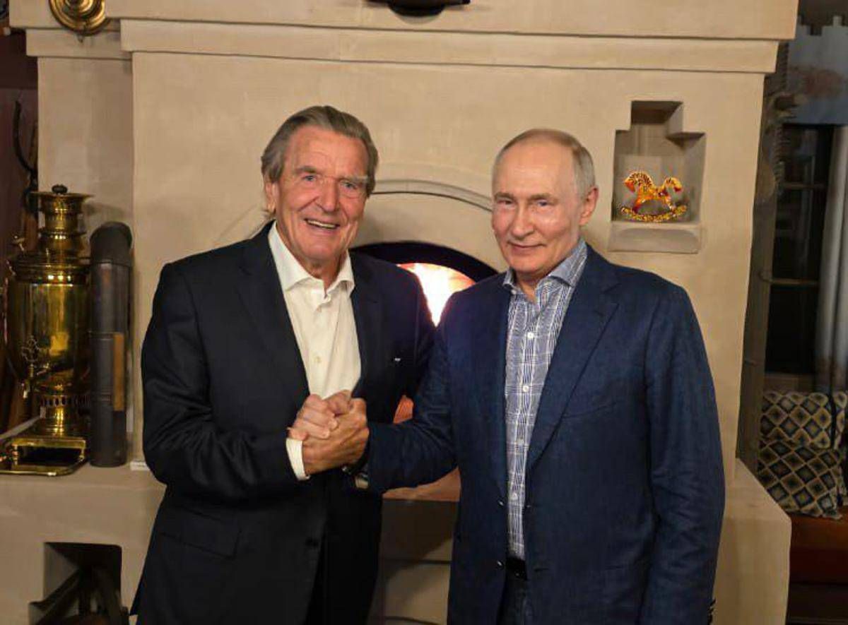 https://www.quotidianodelsud.it/wp-content/uploads/2026/10/putin-schroeder-cremlino.jpeg