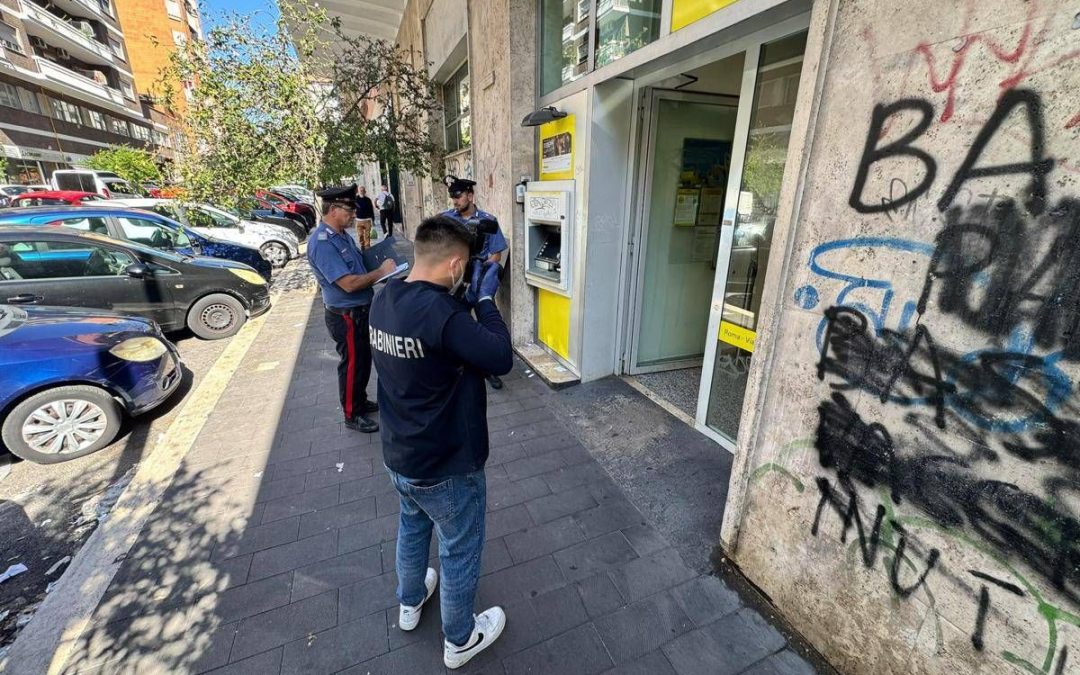 Roma, buco nel muro e maschere di Halloween: rapina da 100mila euro alle Poste della Garbatella
