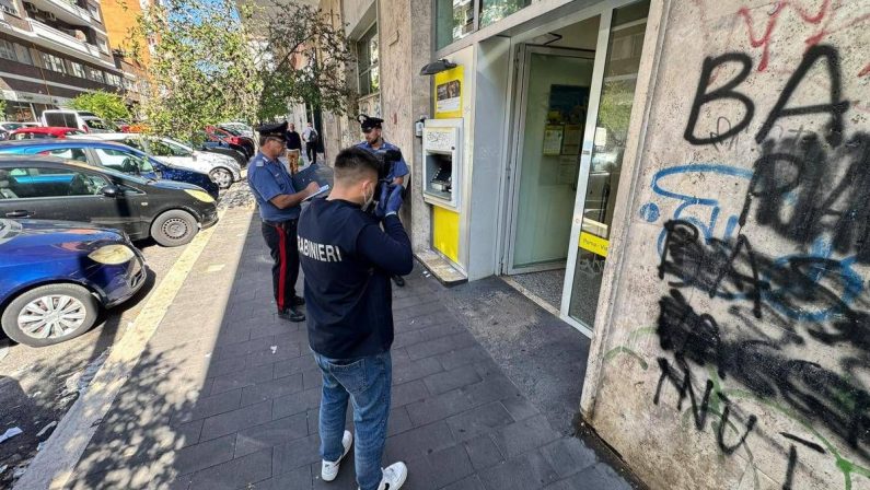Roma, buco nel muro e maschere di Halloween: rapina da 100mila euro alle Poste della Garbatella