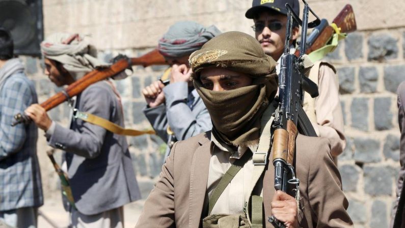 Yemen, coalizione saudita annuncia “operazione speciale” a Sana’a. Houthi: “Dura risposta se colpite la città”
