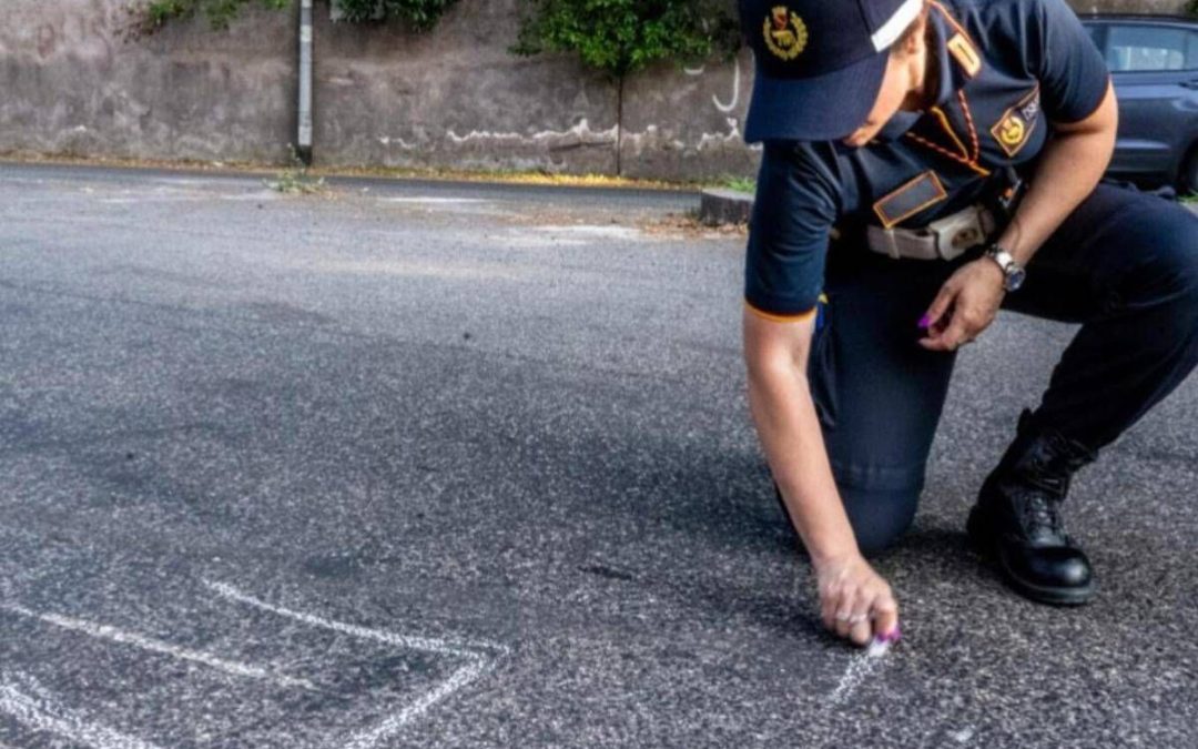 Roma, investe bimbo davanti alla scuola e scappa: 54enne denunciato