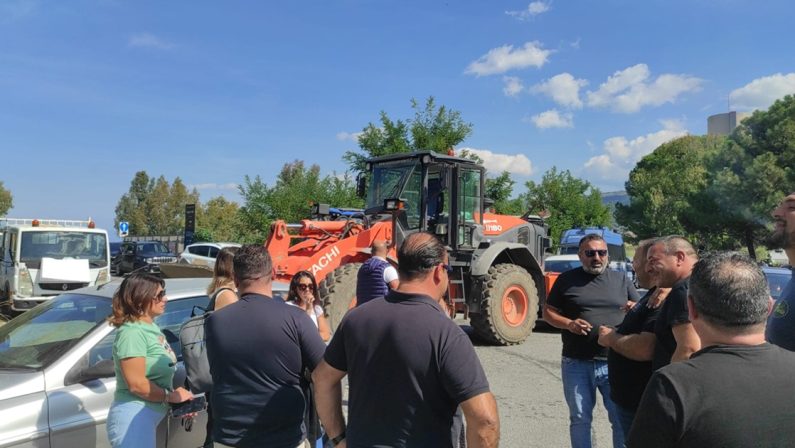 Vibo, rimosso il blocco delle autocisterne, gli agricoltori si spostano a Lamezia