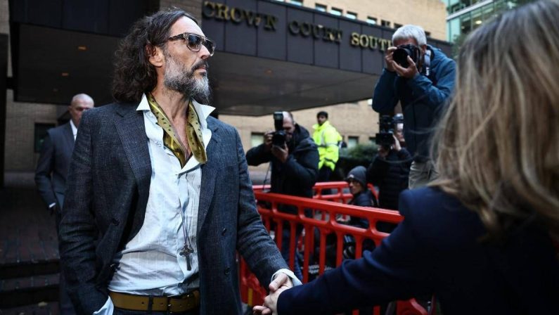 Processo a Russell Brand, la terza accusatrice in aula: “Ho chiuso gli occhi e ho cercato di non essere lì”