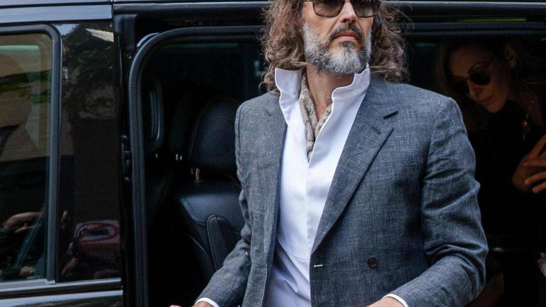 “Spietato e calcolatore con un insaziabile appetito sessuale”: le durissime accuse in tribunale a Russell Brand