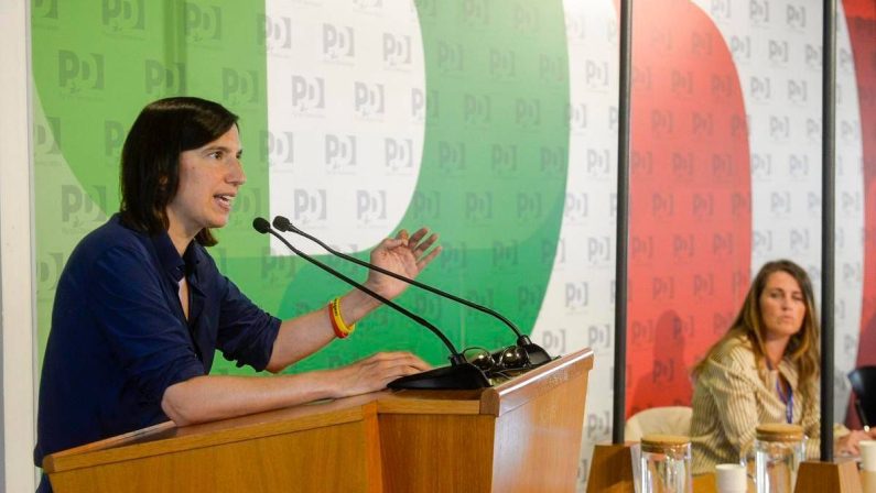 Centrosinistra, il messaggio di Schlein: “Uno non vale uno”. Conte: “Si va alle primarie”