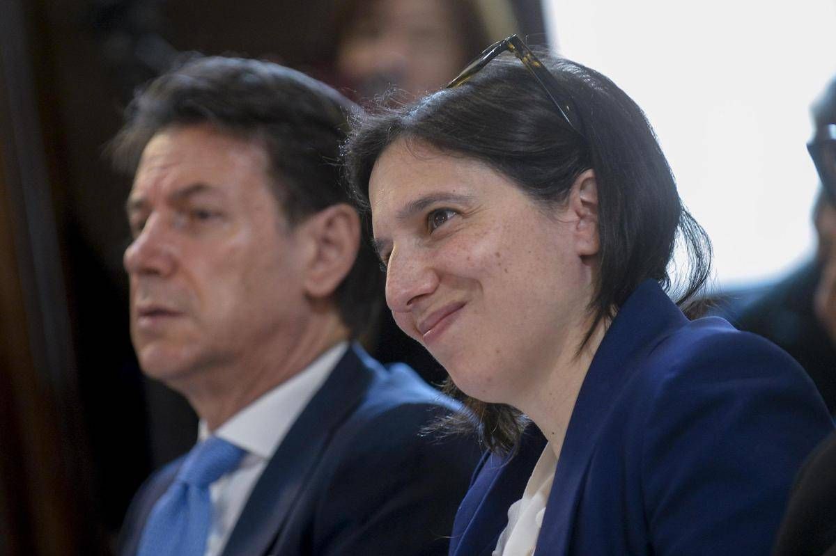 https://www.quotidianodelsud.it/wp-content/uploads/2026/10/schlein-sfondo-conte-ipa.jpeg