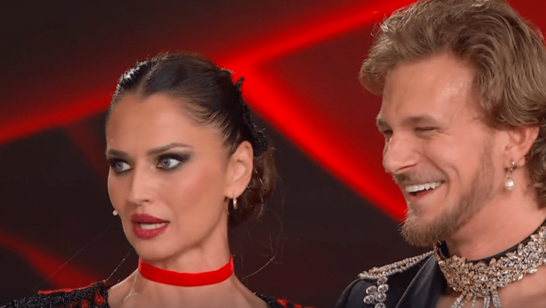 Ballando, Anna Safroncik: “Se mi piace Leonardo? Non mi corteggia”. Poi, il giudizio (negativo) di Carolyn Smith