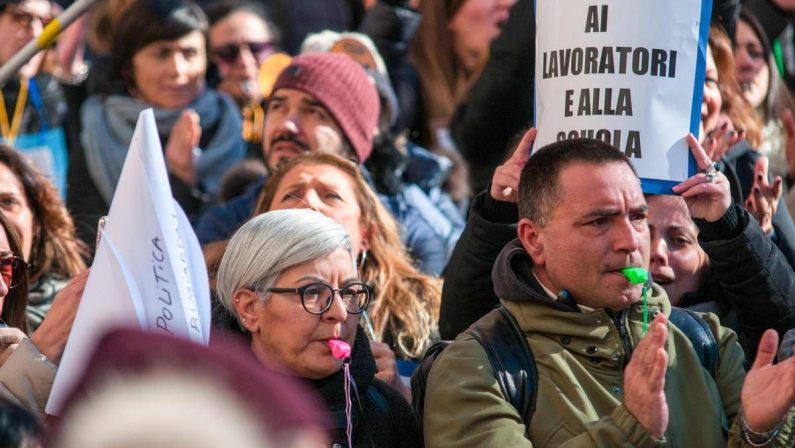 Scuola, sciopero nazionale venerdì 16 ottobre: docenti e dirigenti in piazza