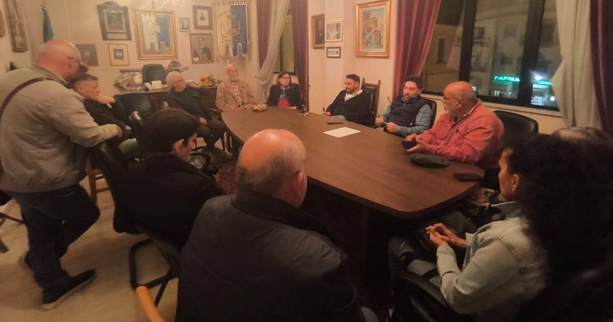 https://www.quotidianodelsud.it/wp-content/uploads/2026/10/serra-riunione-contro-impianti-eolici.jpeg