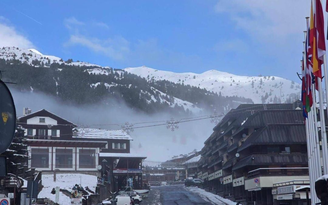 Prima neve a Sestriere, le montagne della Vialattea si imbiancano: ecco le immagini