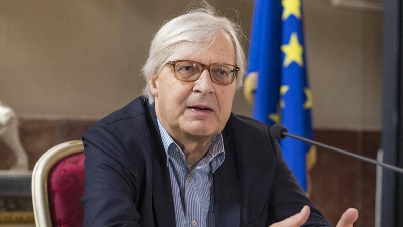 Vittorio Sgarbi è stabile e vigile, continua ricovero in Terapia intensiva al Gemelli