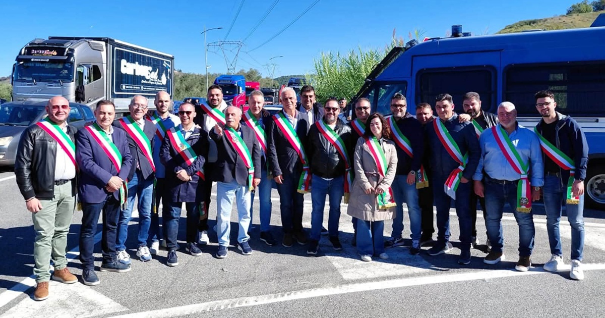 https://www.quotidianodelsud.it/wp-content/uploads/2026/10/sindaci-vibonesi-protesta-agricoltori.jpeg