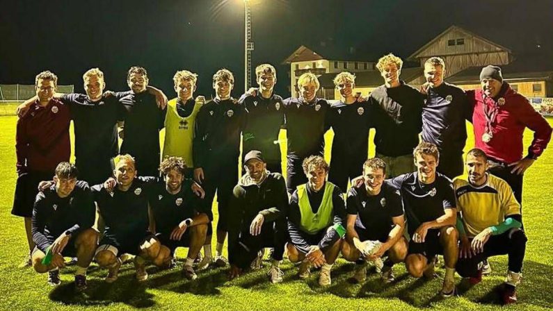 Sinner, ritorno a casa e visita alla squadra del paese (con foto di gruppo)