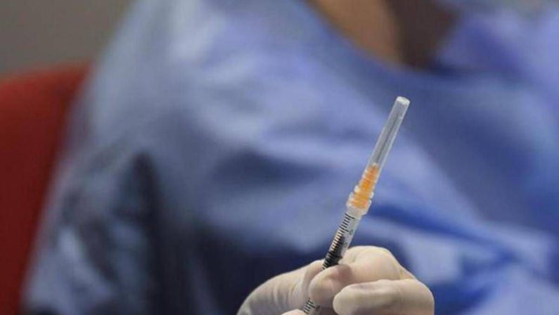 Covid, c’è il nuovo vaccino aggiornato: riparte la campagna