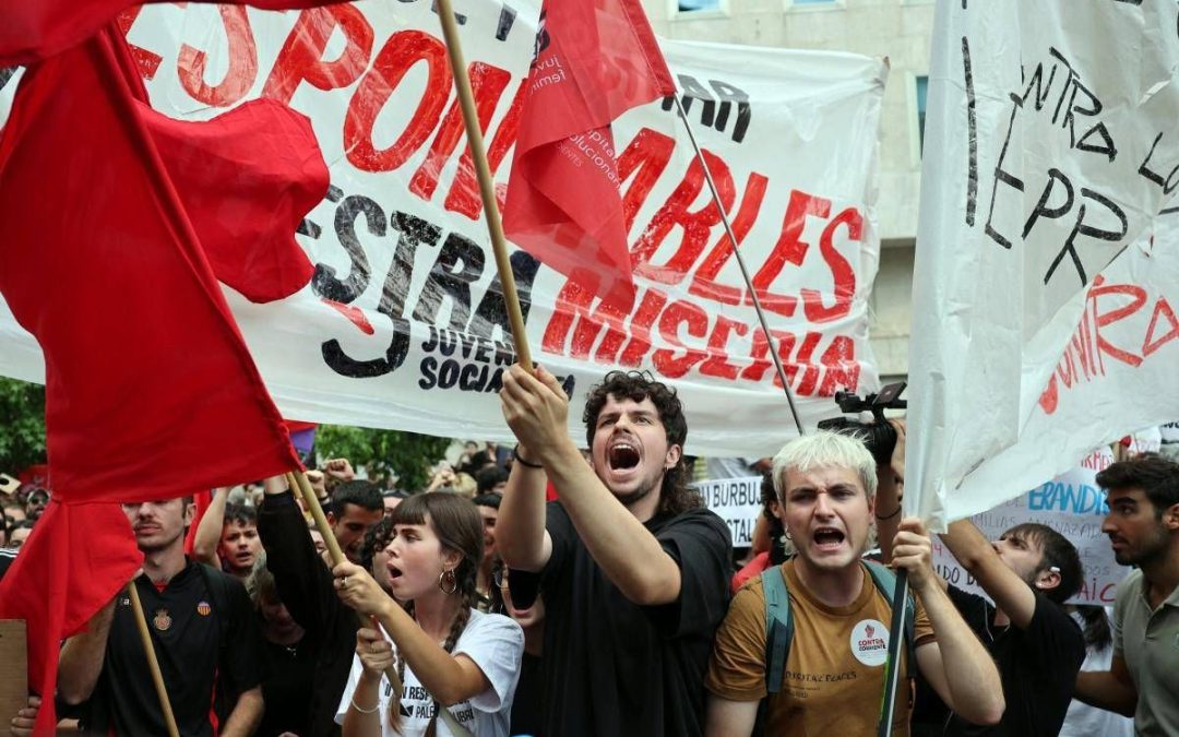Spagna, bocciati i decreti sulla casa di Sánchez: proteste davanti al Congresso
