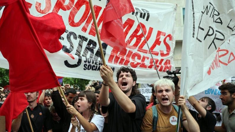 Spagna, bocciati i decreti sulla casa di Sánchez: proteste davanti al Congresso