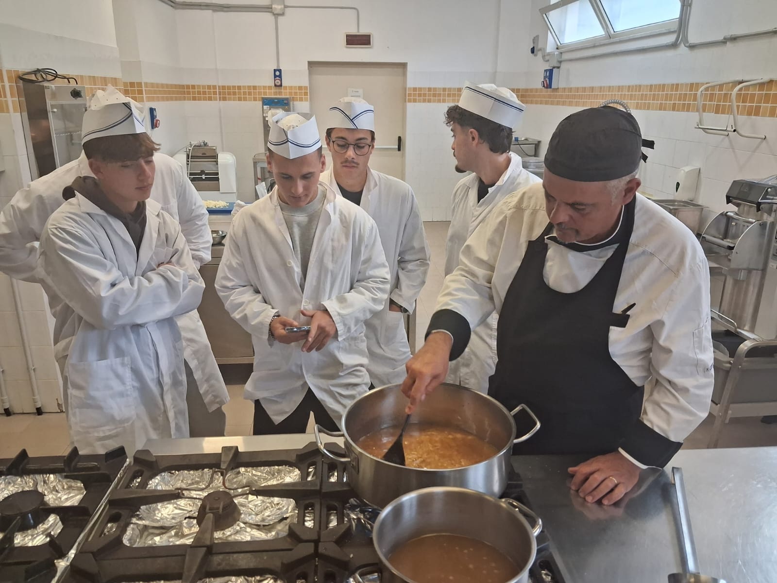 https://www.quotidianodelsud.it/wp-content/uploads/2026/10/spilinga-studenti-cucina.jpg
