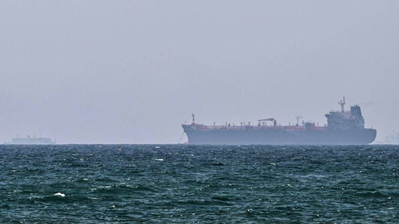 Iran, Pasdaran: “Petroliera con 2 milioni di barili greggio urta mina a Hormuz, nave in fiamme”