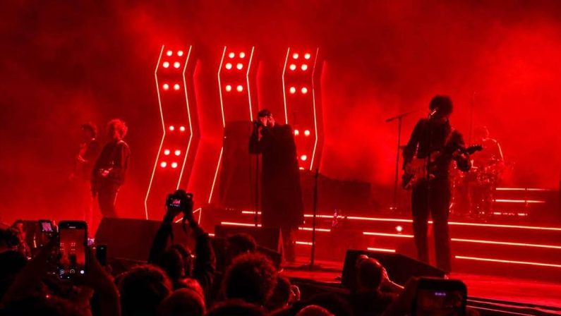 The Strokes, a Bologna anche ‘Bella ciao’ per una band che non vuole piacere a tutti i costi