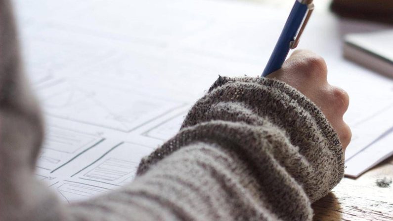 Pinerolo, studente con disabilità ustionato con accendino da compagno di scuola