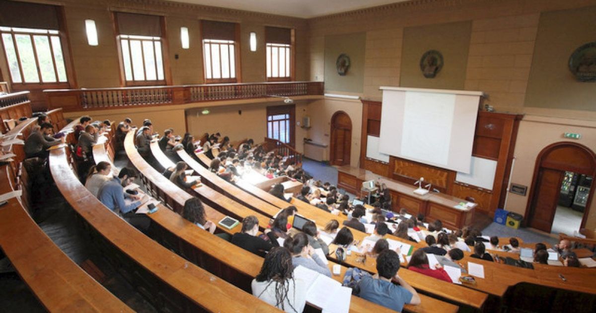 https://www.quotidianodelsud.it/wp-content/uploads/2026/10/studenti-in-aula-universita.jpg