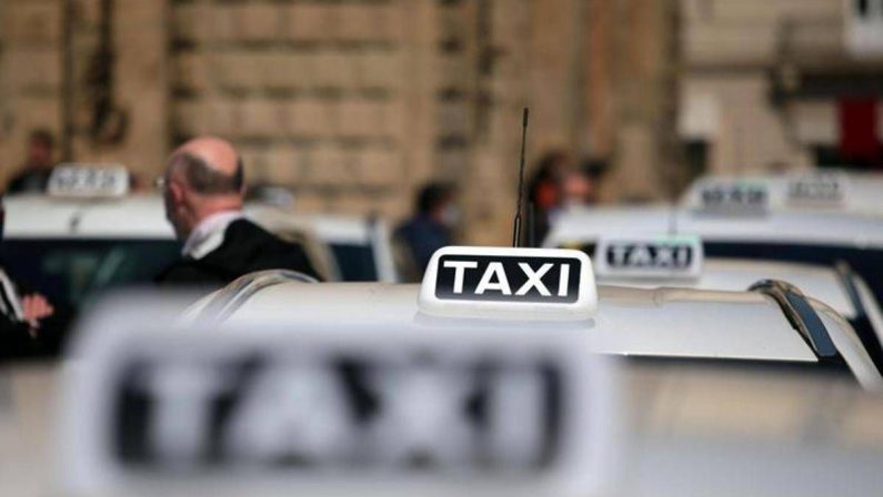 Caro carburanti, protesta dei taxi il 26 ottobre sotto il Mef