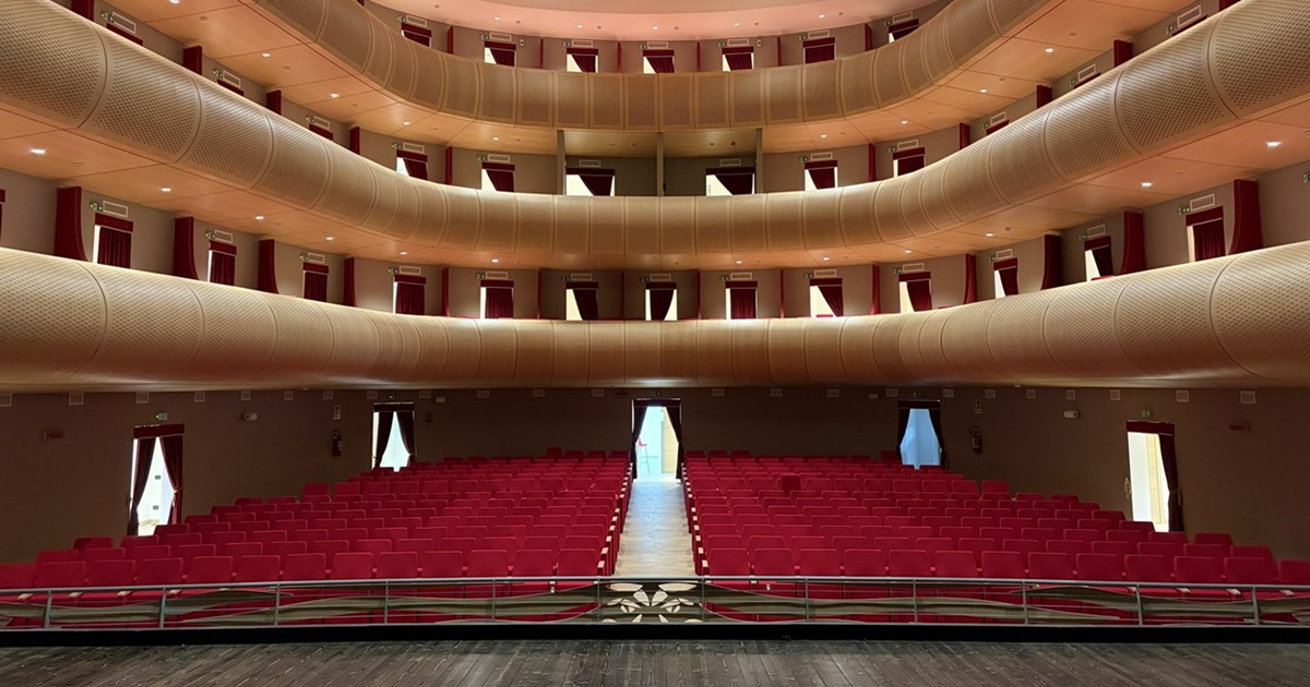 https://www.quotidianodelsud.it/wp-content/uploads/2026/10/teatro-comunale-vibo-valentia.jpg