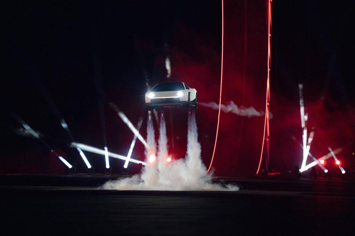 https://www.quotidianodelsud.it/wp-content/uploads/2026/10/tesla-roadster-x.jpeg