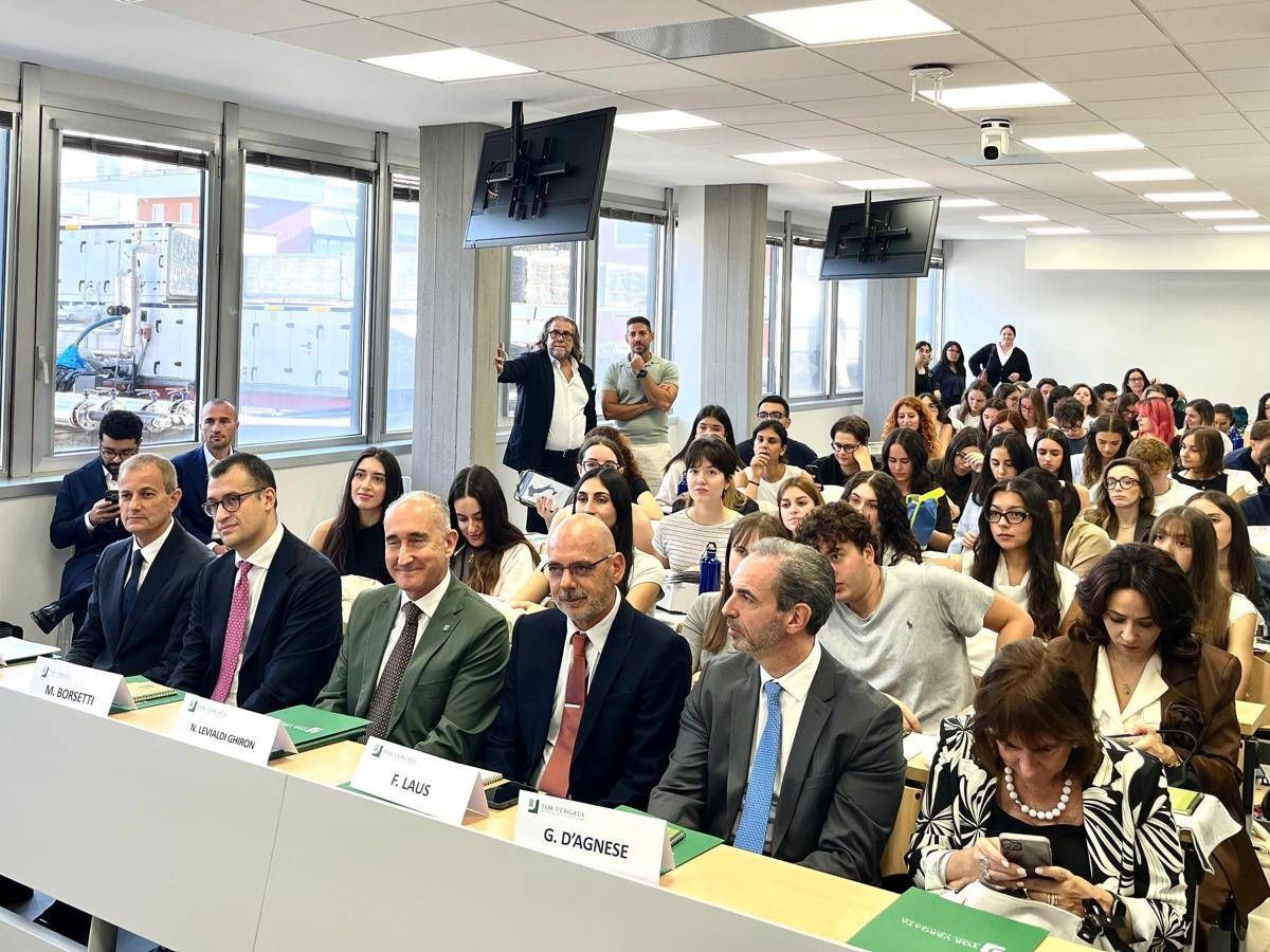 https://www.quotidianodelsud.it/wp-content/uploads/2026/10/torvergata-inaugurazione-veterinaria-aula-adn.jpeg