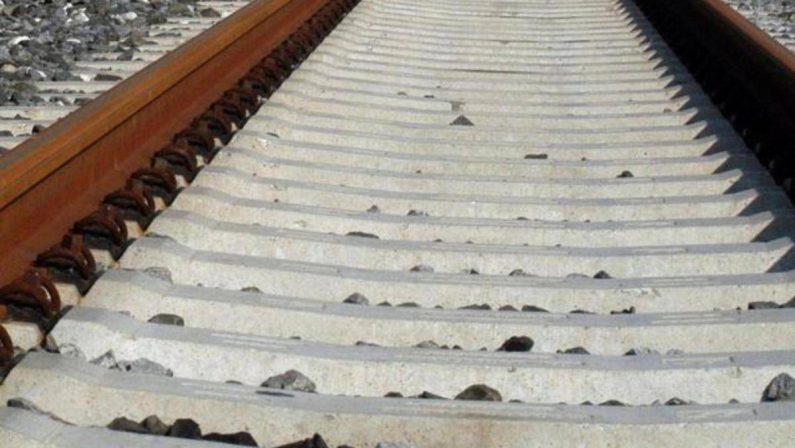 Maltempo, circolazione ferroviaria sospesa su linea Napoli-Salerno via Cava de’ Tirreni per frana