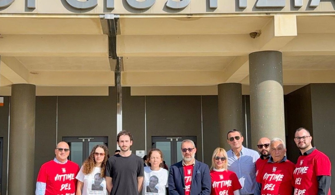 Il sit in davanti al Tribunale di Castrovillari