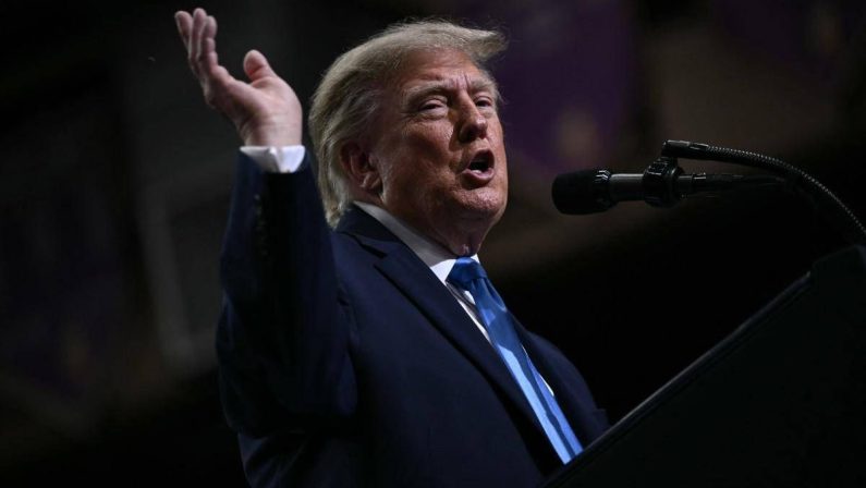 Tv americane sospendono copertura Trump, Dipartimento di Giustizia: “E’ boicottaggio”. Aperta indagine